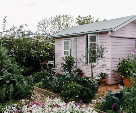 A pink cottage with a colourful country garden to match | Country Style Aesthetic Home Design, Weatherboard Cottage, Cottage Core Garden, Shabby Chic Patio, Garden Shed Interiors, Weatherboard House, Homes To Love, Pink Cottage, Shed Colours