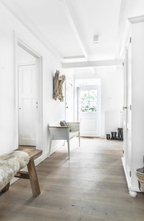 Hallway Styling, Decoration Hall, Modern Hepburn, Rustic Entry, White Hallway, Farmhouse Entry, Hallway Inspiration, Countryside House, Minimal Modern