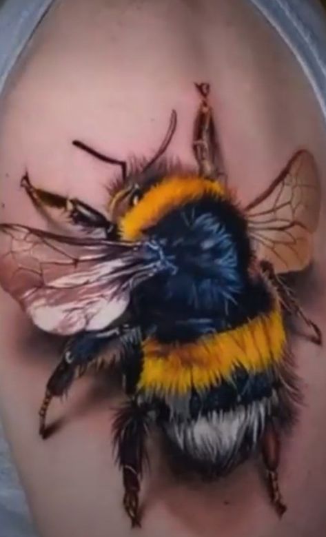 Natur Tattoo Arm, Honey Bee Tattoo, Wörter Tattoos, Bumble Bee Tattoo, Bug Tattoo, Insect Tattoo, Geniale Tattoos, 3d Tattoos, Bee Tattoo