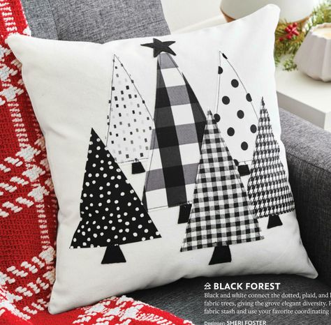 Black And White Christmas Decor, Christmas Black And White, Triangle Fabric, Christmas Pillows Diy, Buffalo Check Pillows, Chirstmas Decor, Black And White Christmas, Christmas Sewing Projects, Fabric Christmas Trees