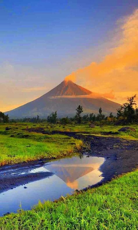 10 Most Famous Travel Destinations In Philippines | Mayon Volcano ,Philippines Philippines Wallpaper, Mayon Volcano, Siargao, Quezon City, Bohol, Philippines Travel, Padang, Palawan, Cebu