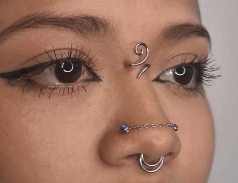 Different Nose Piercings, New Piercing Ideas, Weird Piercings, Nose Piercing Inspo, Piercing Names, Chest Piercing, Angel Bites Piercing, Piercing Medusa, Nasallang Piercing