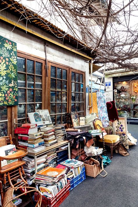 Paris Flea Markets, I Love Paris, Living In Paris, Book Store, Paris Travel, France Travel, Flea Market, Travel Dreams, Paris France