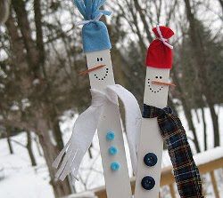 Looking for free Christmas crafts to make with kids?  Make Paint Stick Snowmen!  It's a cheap, easy craft and fun for all ages. Free Christmas Crafts, Fun Winter Crafts, Crafts By Season, Christmas Crafts To Make, Diy Snowman, Popsicle Stick Crafts, Winter Crafts For Kids, Painted Sticks, Easy Christmas Crafts