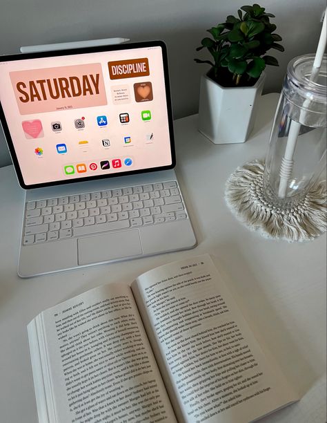 Ipad Air Setup Aesthetic, Ipad Photos Aesthetic, Ipad On Desk, Ipad Desk Setup Aesthetic, Aesthetic Desk Wallpaper, College Ipad Setup, Ipad Girl Aesthetic, Macbook Setup Aesthetic, Ipad Setup Homescreen