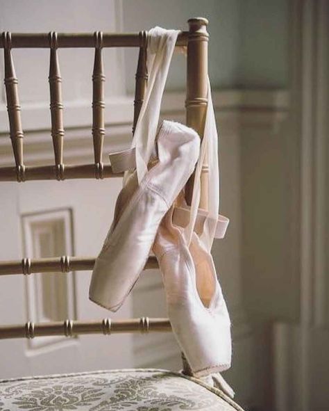 Balletcore: The Ballet Aesthetics that will Channel your Inner Swan - The Mood Guide Kalani Core, Ballet Aesthetic Pink, Pink Ballet Aesthetic, Ballet Aesthetic, The Baby Sitters Club, Western Outfits Men, Ballet Beauty, Ballet Poses, Ballet Inspiration