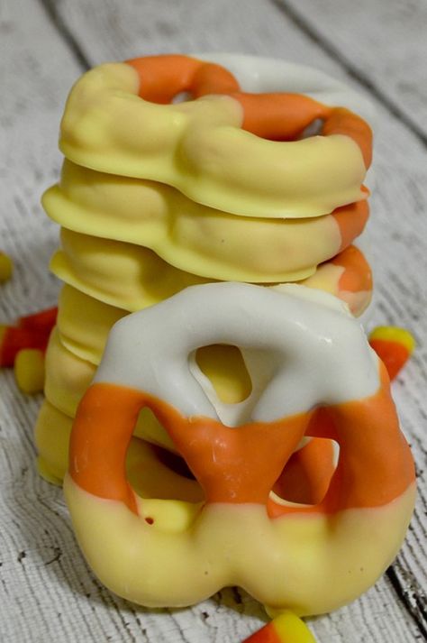 Halloween Choc Covered Pretzels, Candy Corn Pretzels, Candy Corn Treats, Fall Chocolate Covered Pretzels, Halloween Chocolate Covered Pretzels, Homemade Halloween Candy, October Treats, Halloween Pretzels, Dipped Pretzels