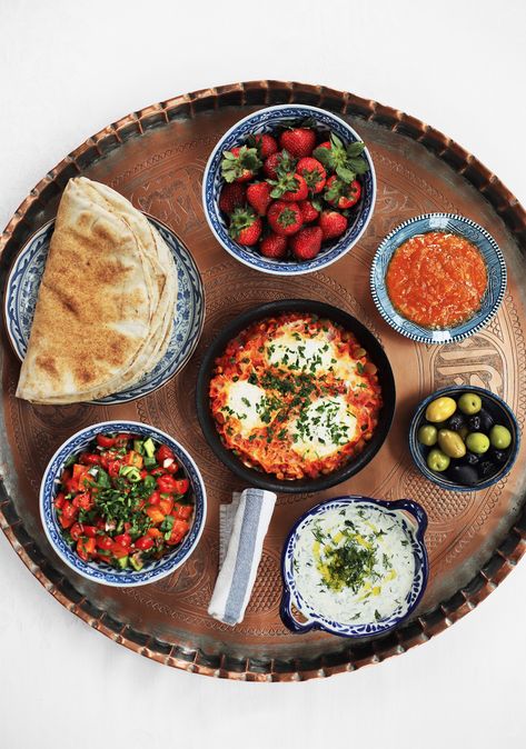 This Middle Eastern breakfast takes just 30 minutes of prep time the night before and 30 minutes the morning of. It's so easy and so delicious! Middle Eastern Breakfast Table, Middle Eastern Breakfast Ideas, Arabic Breakfast Ideas, Cultural Breakfast, Arab Breakfast, Kurdish Breakfast, Easy Vegetarian Breakfast, Middle Eastern Breakfast, Arabic Breakfast