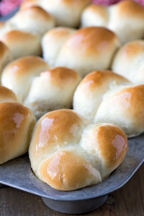 Big Soft Dinner Rolls - giant soft and fluffy homemade dinner roll recipe! Great for Easter dinner or any other holiday meal! Soft Dinner Rolls Recipe, Soft Dinner Rolls, Dinner Roll Recipe, Bread Rolls Recipe, Dinner Roll, Homemade Rolls, Easy Rolls, Dinner Sandwiches, Bread Sticks