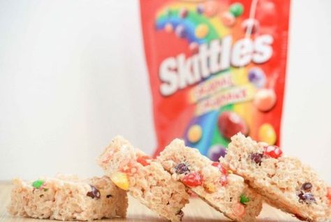 Top 10 Recipes to Make With Skittles Skittles Recipes, Kiddie Treats, Work Treats, Sour Skittles, Rice Krispie Squares, Rainbow Stuff, Rice Crisps, Desserts Snacks, Krispy Treats