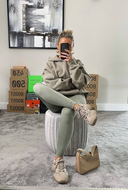 Yeezy 500 Outfit, Essentials Outfit, Outfit Essentials, Yeezy 500, Clothing Essentials, Casual Fits, Prada Bag, Military Jacket, Prada