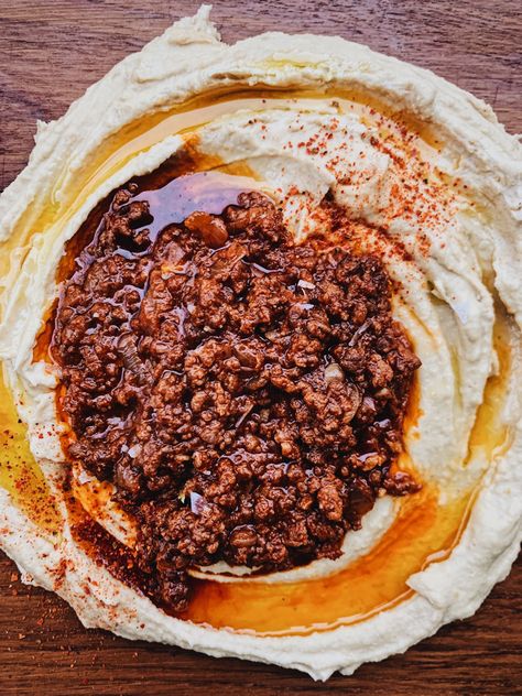 A hearty way to serve your classic hummus Meat Hummus, Hummus With Meat, Caramelised Onion Hummus Recipe, Arabic Hummus Recipe, Traditional Hummus Recipe, Hummus Ingredients, Canning Whole Tomatoes, Food Contest, Kosher Recipes