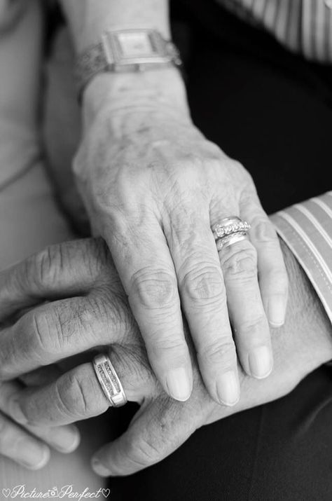 Wearing wedding rings couples photo on anniversaries. Old Couple Photography, Older Couple Poses, Older Couple Photography, Anniversary Photography, Old Couple, Ring Photography, Reflection Photos, Wedding Anniversary Photos, 30th Wedding Anniversary