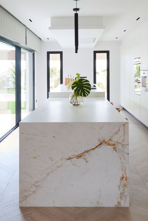 Modern Stone Kitchen, Neolith Countertop Kitchens, Neolith Countertops, Kitchen Triangle, Natural Stone Countertops, Sintered Stone, House Design Kitchen, Countertop Materials, Stone Countertops