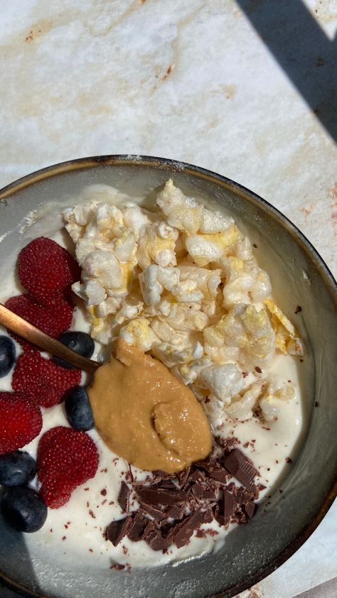 Delicious bowl made with greek yogurt with protein powder added to make it high in protein Yogurt Bowl Protein, Yogurt With Protein Powder, Protein Yogurt Bowls, High Protein Yogurt Bowl, Fruits With Protein, Kefir Yogurt, High Protein Yogurt, Cashew Yogurt, Oatmeal Yogurt