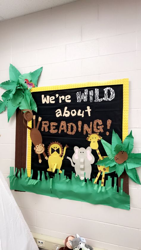 Jungle Bulletin Boards, Wild About Reading, Safari Theme Classroom, School Bulletin Board Ideas, Elementary Bulletin Boards, Jungle Theme Classroom, School Library Displays, Reading Bulletin Boards, Library Book Displays