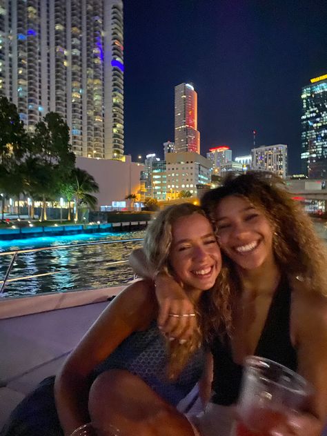 miami, night, yacht, boat day, summer, summer nights, aestethic, city, city life, inspo Boat Party Outfit Summer Yachts Night, Miami Girl Aesthetic, Miami With Friends, Miami Day Outfits, Miami Boat Party, Miami Boat Aesthetic, Miami Girls Trip Aesthetic, Miami Night Life, Miami Boat Day Aesthetic