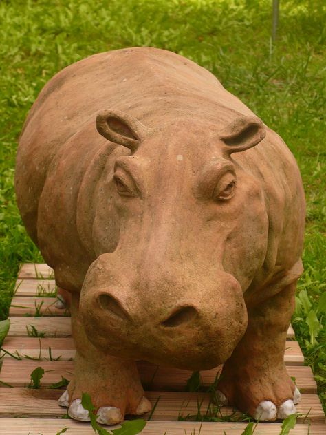 Noahs Arc, Slab Ceramics, Wood Carving Ideas, Cute Hippo, Oil Pastel Art, Ceramic Animals, Papel Mache, Carving Ideas, Ceramics Ideas