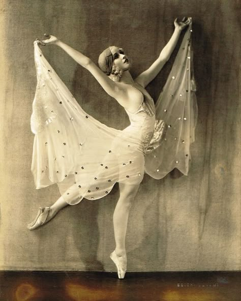 saisonciel: Patricia Bowman da Soichi sunami 1932 Ballet Positions, Ziegfeld Girls, Ziegfeld Follies, Vintage Ballet, Vintage Dance, Boris Vallejo, Day Of Dead, Royal Ballet, Ballet Costumes