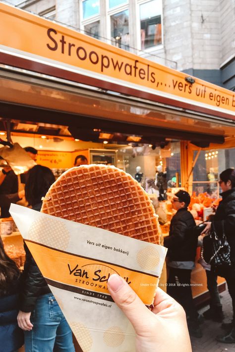 With less than two Euro, you can get the yummy Dutch waffle  (Stroopwafel) at open markets in the Netherlands! They are freshly made and comes from secret recipes of the owners! You have to try it when you are in the Netherlands! #musttryamsterdam #stroopwafel #amsterdamfood #visitamsterdam Dutch Astethic, Stroopwafel Netherlands, Dutch Stroopwafel, Dutch Waffles, What To Do In Amsterdam, Caramel Waffles, Netherlands Food, Amsterdam Travel Guide, Amsterdam Food