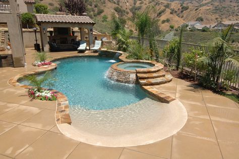 Awesome pool and hot tub Walk In Pool, Oberirdischer Pool, Ideas De Piscina, Kleiner Pool Design, Beach Entry Pool, Freeform Pools, Small Swimming Pools, Pool Remodel, Yucca Plant