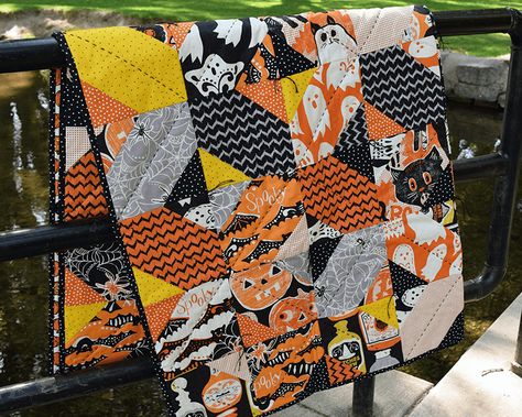 Make This: 9 Autumn Quilting & Sewing Projects Halloween Quilted Placemats, Halloween Wall Hanging Quilt, Scrappy Halloween Quilts, Halloween Quilts Ideas, Baby Bib Tutorial Free Pattern, Snowball Quilt Block, Crossroads Quilt, Halloween Patchwork, Quilt Halloween