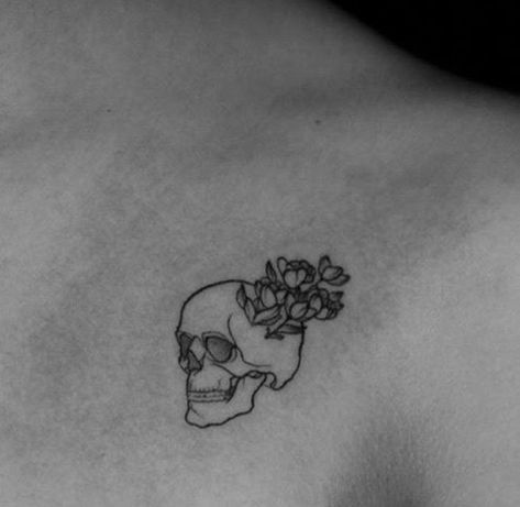 Skull Tattoo Design Minimalist, Skull Tiny Tattoo, Skull Tattoos Fine Line, Single Line Skull Tattoo, Minimal Skull Tattoo Design, Small Skull And Flower Tattoo, Simple Skull Tattoos For Women, Small Tattoos Skull, Aesthetic Skull Tattoo