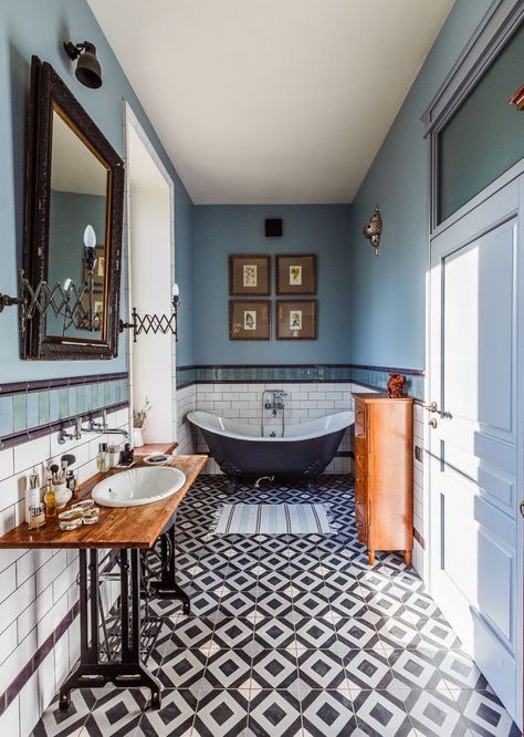 15 Magnificent Eclectic Bathroom Designs That Are Full Of Ideas Eclectic Bathroom Design, Eclectic Bathroom, Bad Inspiration, Interior Minimalista, Bad Design, Farmhouse Bathroom Decor, Tile Flooring, Dream Bathroom, Decor Minimalist