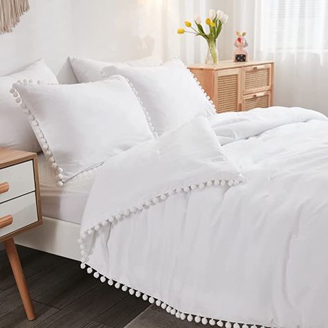 Cute Bed Comforters, White Queen Comforter, White Comforter Bedroom, White Comforter Set, White Blankets, Green Comforter Sets, Preppy Room Ideas, New Room Design, Coastal Bedroom Ideas