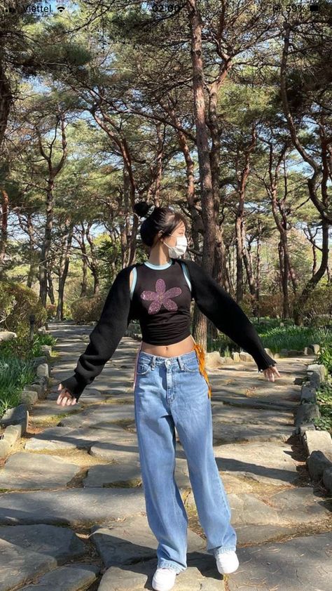 Jennie Kim Fashion Style, Jennie Flower, Jennie Kim Fashion, Trying My Best, Y2k Clothing, Book Girl, Blackpink Jennie, School Outfit, Pants Outfit