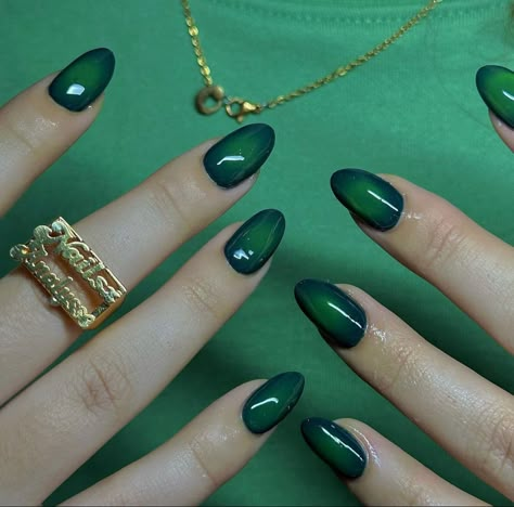 Trendy Green Nails, Chic Almond Nails, Green Nail Art Ideas, Emerald Nails, Green Acrylic Nails, Dark Green Nails, Green Nail Art, Hippie Nails, Green Nail Designs