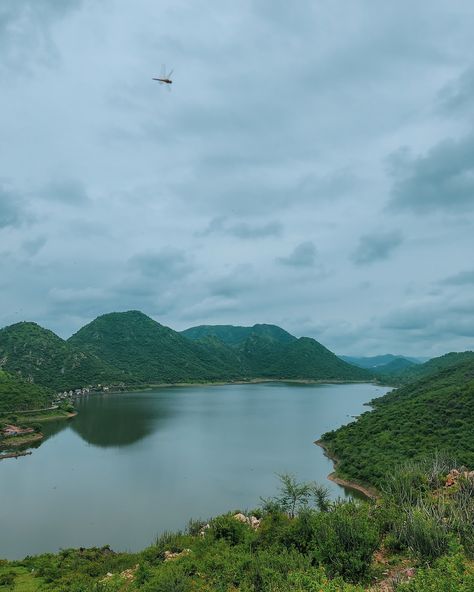 📍Bahubali hills, Udaipur I keep telling everyone how this is the best time to visit Udaipur, the weather is nice it is green everywhere arou, the colours just pop naturally! If you are planning to visit Rajasthan specially Udaipur monsoon is a great time to go! (Travel recommendations Udaipur Rajasthan travel tourism places to visit in india in monsoon) #rajasthan #rajasthantourism #udaipur #udaipurdiaries #monsoontravel Bahubali Hills Udaipur, Rajasthan Travel, Tourism Places, Places To Visit In India, Travel Recommendations, Travel Tourism, Time To Go, Udaipur, Travel And Tourism