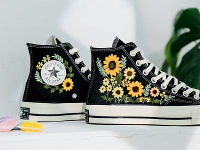 ad eBay - Embroidered Converse Chuck Taylor High Top Custom, Sunflower Embroidered Shoes - Buy Now, click the link (eBay) Floral Embroidery Shoes, Embroidered Shoes Converse, Embroidery Drawing, Embroidery Sneakers, Converse Embroidery, Cute Converse Shoes, Converse Design, Chuck Taylor Shoes, Embroidered Converse