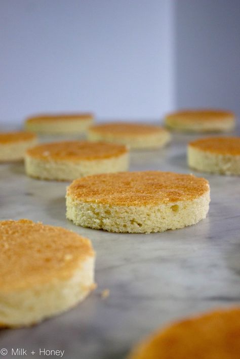 Joconde Biscuit, delicious almond sponge. Simple and sweet, there's a reason it was named after the Mona Lisa Moose Cake, Almond Biscuits, Opera Cake, Creative Baking, Almond Flavor, Pie Cake, Classic Desserts, Banana Cake, Almond Recipes