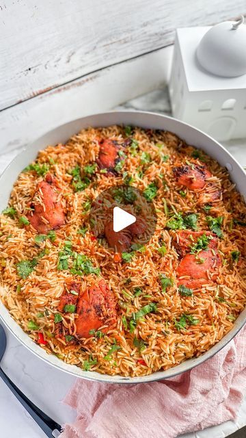 n i l o. on Instagram‎: "One pot Tandoori chicken and Rice 🌙( Ramadan Episode 4)   Who doesn’t love a one-pan meal that’s ready in less than an hour? This one-pot Tandoori chicken + rice dish is perfect for those busy nights, especially during Ramadan. Plus, you can pre-prep the chicken to save even more time!  Ingredients 🌙 - 5 pieces of boneless chicken Thigh - 1/3 cup of oil  - 2 TBS tandoori masala  - Garlic  - Salt, coriander and black pepper - Onion chopped  - Bell peppers chopped  - Spinach  - Tomatoe purée (4 TBS)  - 3 cups Chicken Broth - 2 cups of rice  - Cilantro for garnish   Instructions 🌙  1. Start by marinating the chicken: in a bowl, combine oil, garlic, tandoori masala, 1tsp of coriander, salt and black pepper to taste. Mix well, then add the chicken.  2. Next, in a pan Tandoori Masala, 3 Cup Chicken, Cup Of Rice, Rice Dish, Boneless Chicken Thighs, Chopped Spinach, Chicken And Rice, Ramadan Recipes, One Pan Meals