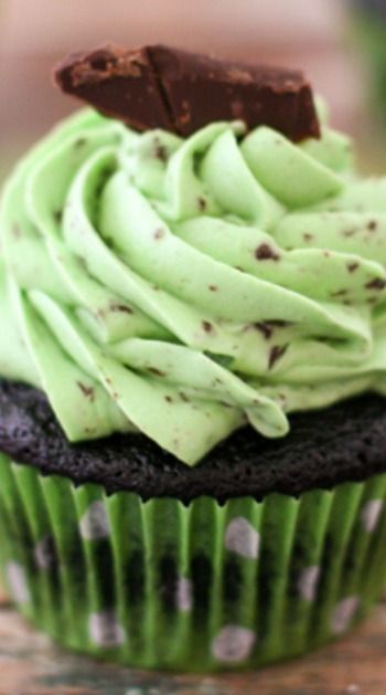 Mint Chocolate Chip Cupcakes, Chocolate Chip Mint, Peppermint Buttercream, Mint Cupcakes, Peppermint Cupcakes, Chocolate Chip Cupcakes, Cupcakes Recipes, Mint Chocolate Chip, Moist Chocolate Cake