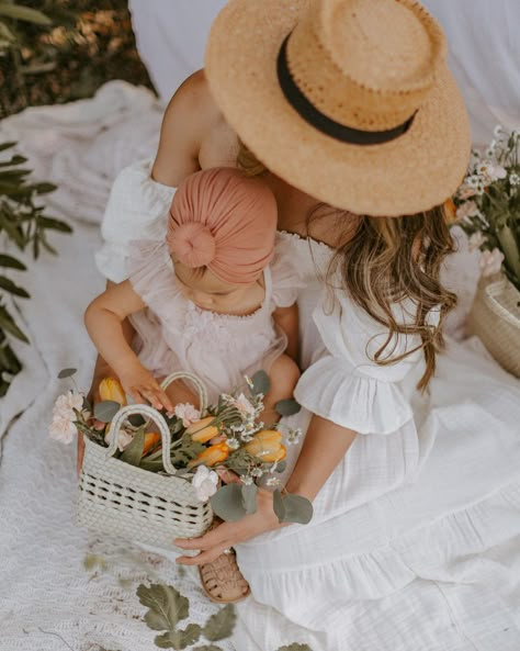 Baby Birthday Picnic, Cottagecore Mom, Babies Photoshoot, Mom Brunch, Picnic Shoot, Picnic Photography, First Family Photos, Mini Photo Shoot, Bike Photoshoot