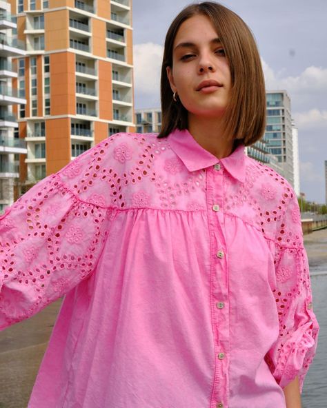 For a relaxed off-duty vibe. . . . #blousestyle #shirtdesign #shirtstyle #shirtstyles #whiteshirtstyle #whiteshirt #prettyblouse #pinkshirt #pinkshirtday #pinkblouse #blouses #poplinshirt #bloggerfashionstyle #fashionlooks #fashionobsessed #londonmodels #edgyfashion #ylondon #ylondonuk #fashionedit #fashionphotography #editorialshoot #styletrend #styleinspiration #broderianglaise London Models, Pajama Fashion, Pretty Blouses, Shorts Summer, Poplin Shirt, Pink Shirt, Pink Blouse, Blouse Styles, Off Duty