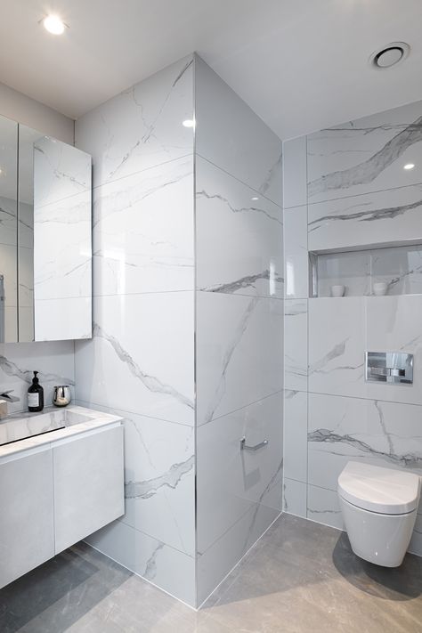 White Washroom Ideas, White And Grey Tile Bathroom, Grey Marble Bathroom Ideas, White And Grey Marble Bathroom, Small Bathroom Tile Ideas Wall, Bathroom Tile Ideas Wall, Modern Washroom Design, Small Bathroom Tile, White Marble Tile Bathroom