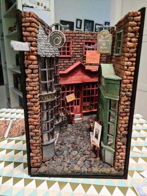 Bookshelf Insert Diorama Diy, Diy Bookshelf Inserts, Harry Potter Book Nook Diy, Book Nook Ideas Diy, Booknook Ideas, Bookshelf Inserts, Harry Potter Book Nook, Harry Potter Miniatures, Bookshelf Art