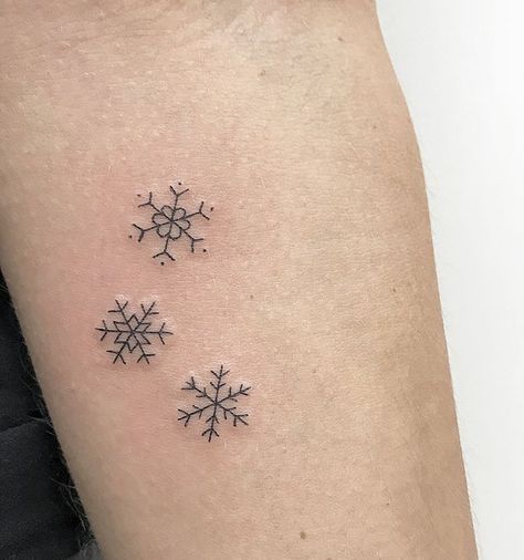 Simple Christmas Tattoo Ideas, Small Christmas Tattoos For Women, Tiny Snowflake Tattoo, Snow Flakes Tattoo, Tattoos Snowflake, Winter Tattoo Ideas, Small Snowflake Tattoo, Snowflake Tattoo, Christmas Tattoos