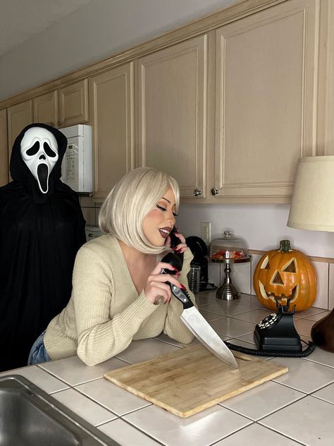 Halloween Costumes Aesthetic Blonde Hair, Drew Barrymore Scream Halloween Costume, Ghostface And Drew Barrymore Costume, Halloween Costumes Couples Blonde, Halloween Costumes For Short Blonde Hair, Halloween Blonde Hair Costume Ideas, Blonde Couples Halloween Costume, Couple Halloween Costumes Blonde, Couple Cosplay Halloween