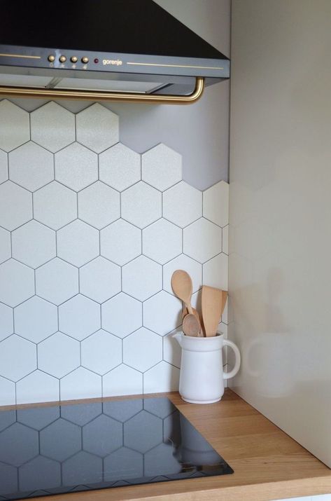 White Hexagon Tile Kitchen, Hexagon Tile Backsplash Kitchen, Hexagon Tile Kitchen, Patchwork Kitchen, Hexagon Tile Backsplash, White Hexagon Tiles, Kitchen Splashback Tiles, Hexagon Backsplash, Kitchen Splashback