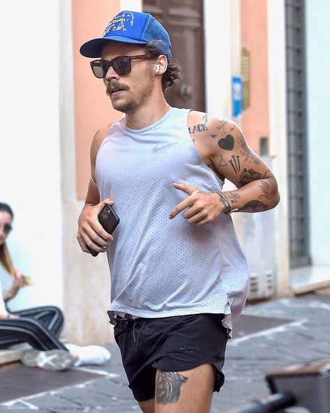 GQ on Instagram: “Running essentials: trucker cap, mustache, airpods, short shorts. (📷: The Mega Agency)” Harry Styles Hair, Harry Styles Outfit, Harry Styles Edits, Harry Styles Wallpaper, Harry Styles Photos, Mr Style, Cillian Murphy, Harry Edward Styles, Edward Styles