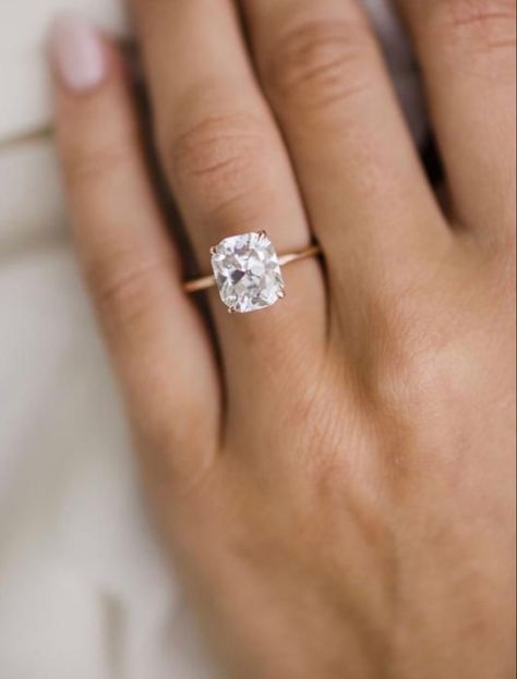 Cz Wedding Ring Sets, Halo Round Engagement Ring, Stylish Engagement Rings, Most Beautiful Engagement Rings, Elongated Cushion, Top 10 Engagement Rings, Round Engagement Rings, Dream Engagement Rings, Round Diamond Engagement Rings