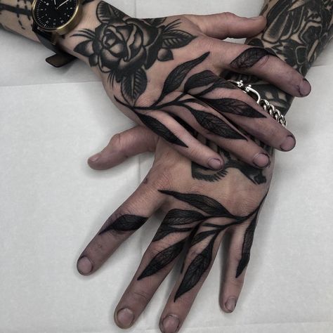 Large Finger Tattoos, Leaves Hand Tattoo, Black Finger Tattoo, Hand Tattoo Men, Hand Tattoo Cover Up, Blatt Tattoos, Tattoo Main, Herren Hand Tattoos, Traditional Hand Tattoo