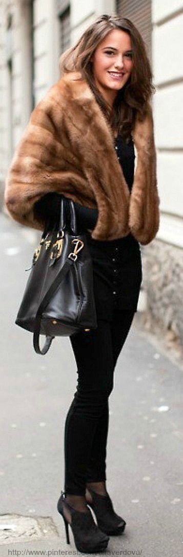 Walking Down The Street, 30 Outfits, Stylish Fall Outfits, Fabulous Furs, Fashion Friday, 60 Fashion, Mode Chic, Street Style Trends, Outfit Trends