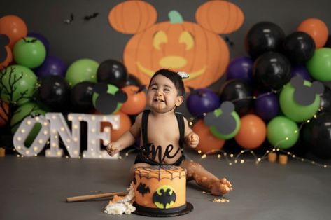 1st birthday cake smash Smash Cake Halloween, Halloween First Birthday Photoshoot, Halloween Smash Cake, First Birthday Photoshoot, Spooky Birthday, Halloween First Birthday, Smash Photoshoot, Halloween Idea, Twins 1st Birthdays