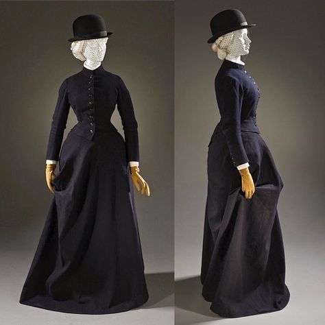 DEFUNCT FASHION on Instagram: “Riding Habit | c. 1894 • • • This wonderfully tailored riding Habit belonged to Eleanor Hewitt. Hewitt, an accomplished horsewoman…” 1890 Dress, Natalie Clifford Barney, Victorian Fashion Women, Victorian Era Fashion, Riding Habit, Tea Gown, 1800s Fashion, Century Dress, Gibson Girl