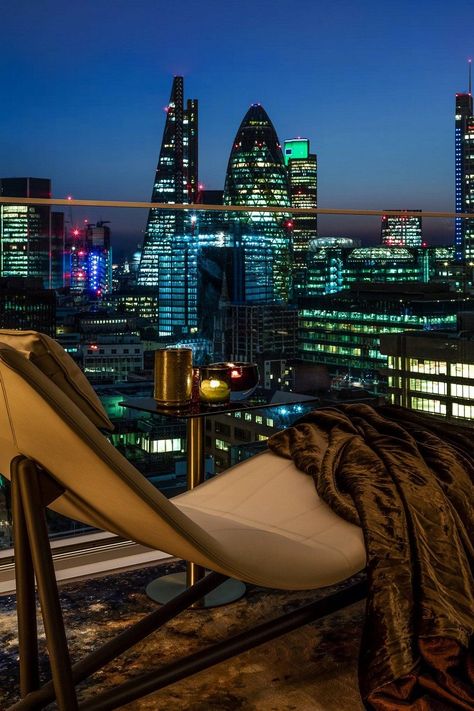 Sound and Vision - New Apartment with 360 Degree Views of London / Daniel Hopwood City Penthouse Aesthetic, London Apartment Aesthetic, Penthouse Aesthetic, City Bedroom, Berkeley Homes, Penthouse Interior, Estilo Madison Beer, City View Apartment, Aesthetic London